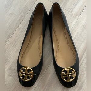 Tory Burch Chelsea black cap toe logo flats in 9.5
